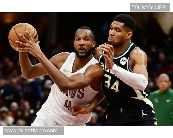 米切尔第三节伤退仅得15分2板2助球迷心痛不已遗憾难忍