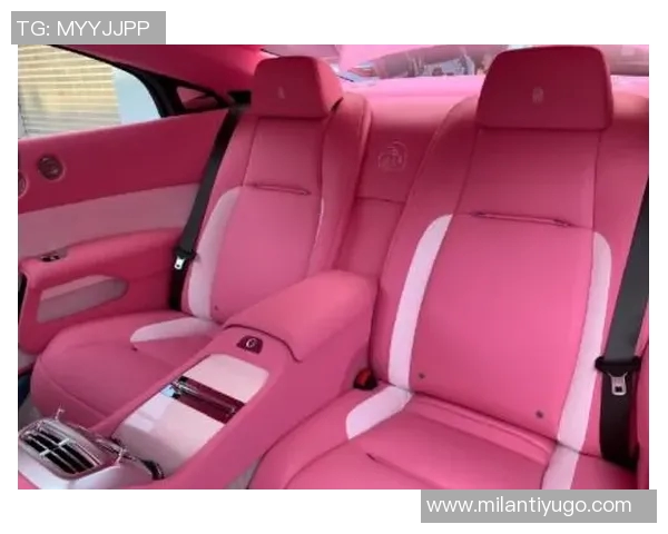 WNBA球星里斯炫耀新座驾芭比粉色与星空顶的完美结合